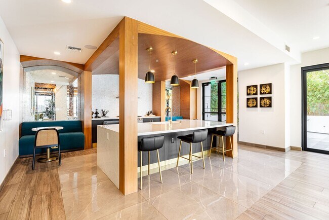 Interior Photo - Estelle