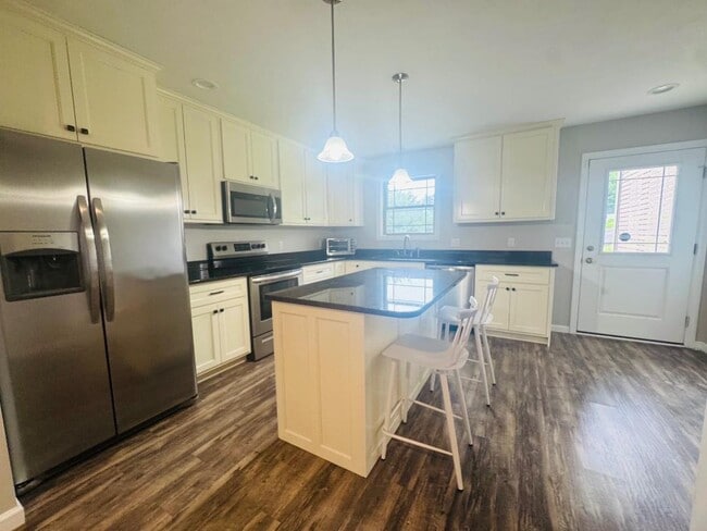 Building Photo - 811 Riverview Ln