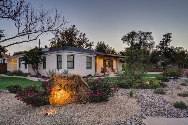 Foto del edificio - A Standard of Excellence in Tech Terrace!