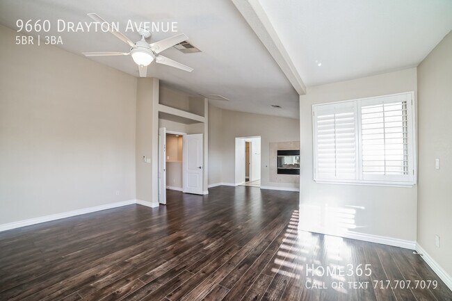 Building Photo - Luxurious 5 bed 3 bath dreamhouse with Pool!