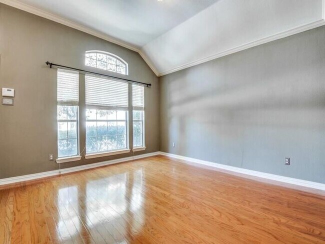 Foto del edificio - Gorgeous 1.5 story home with media equipment