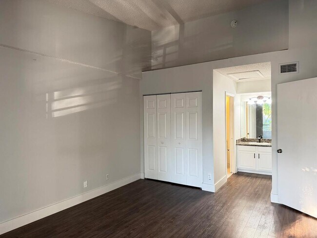 Foto del edificio - 921 Lyons Rd