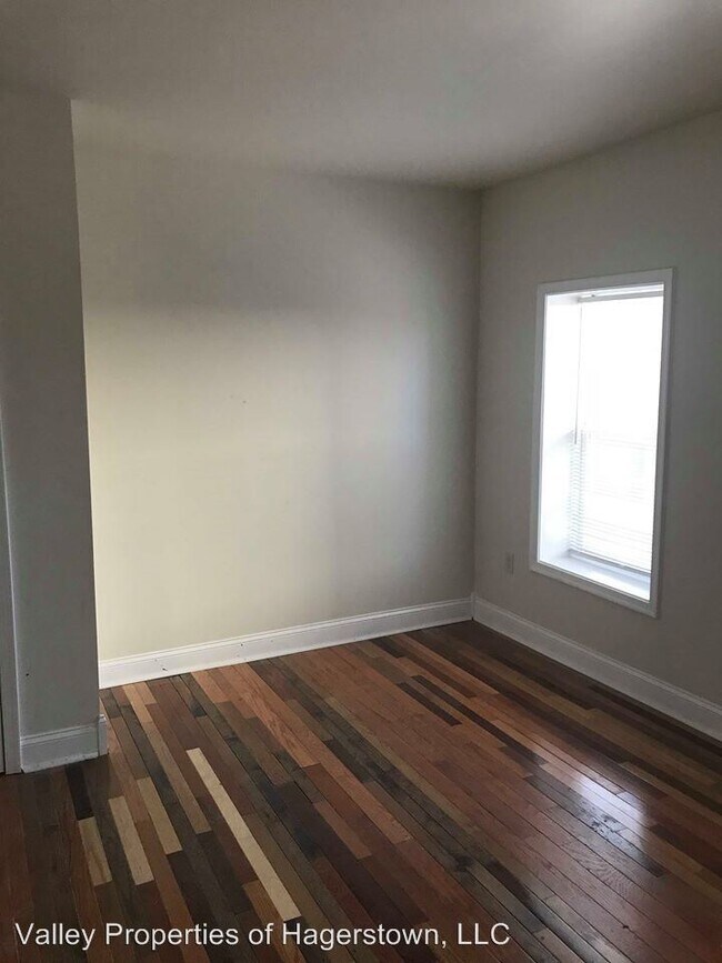Building Photo - 3 br, 1 bath House - 22 S Locust St