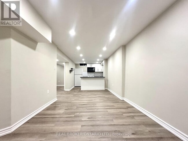 Building Photo - 60 Steepleview Crescent