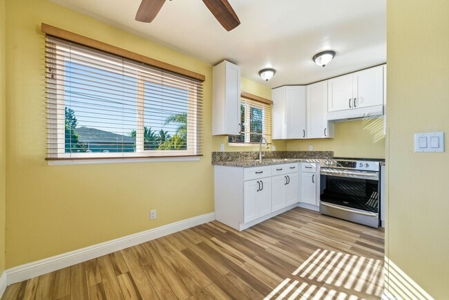 Building Photo - Updated and Well Maintained 2 Bedroom Apartment in the Heart of Old Towne Orange