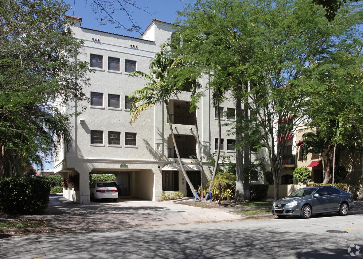 Building Photo - 842 Salzedo St