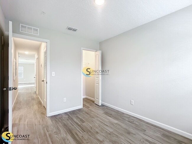 Foto del edificio - 6433 Breezy Oaks Wy