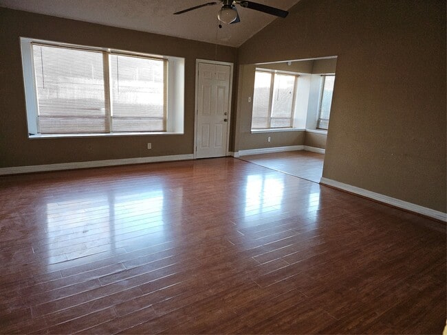Foto del edificio - 15829 Ridgeroe Ln