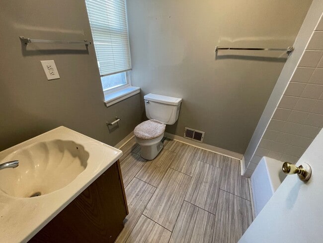 Foto del edificio - Freshly Renovated 2 Bedroom 1 Bath a block...