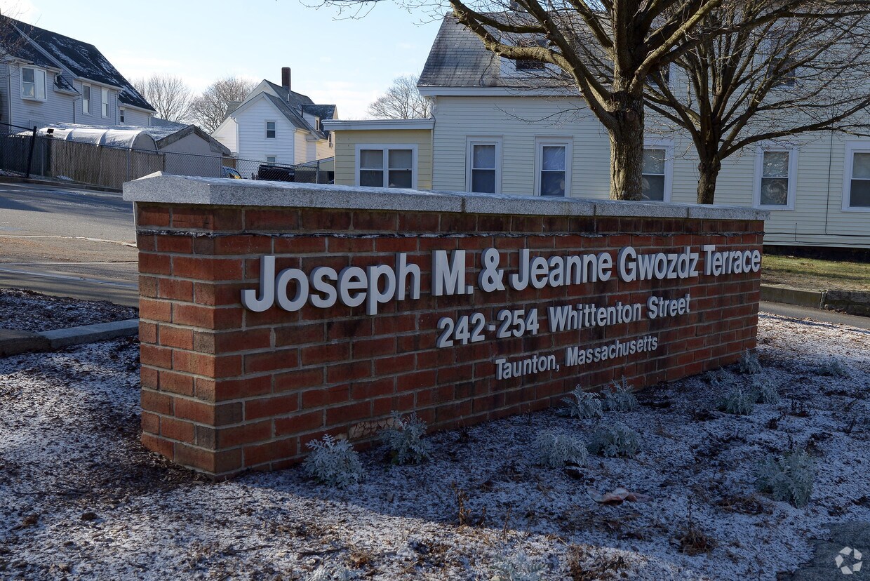 Foto del edificio - Joseph M & Jeanne Gwozdz Terrace