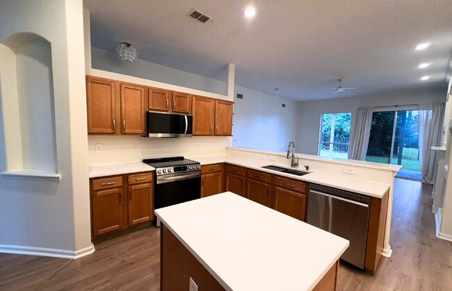 Building Photo - Spacious 4 Bedroom Home in Waterford Estat...