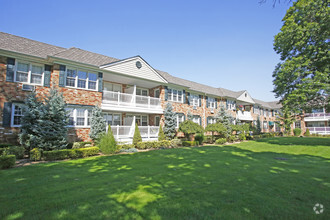 Fairfield Courtyard At Hewlett Photo