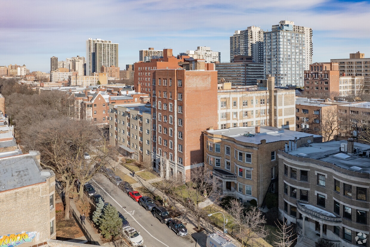 5625 N Winthrop Ave - Touraine Apartments