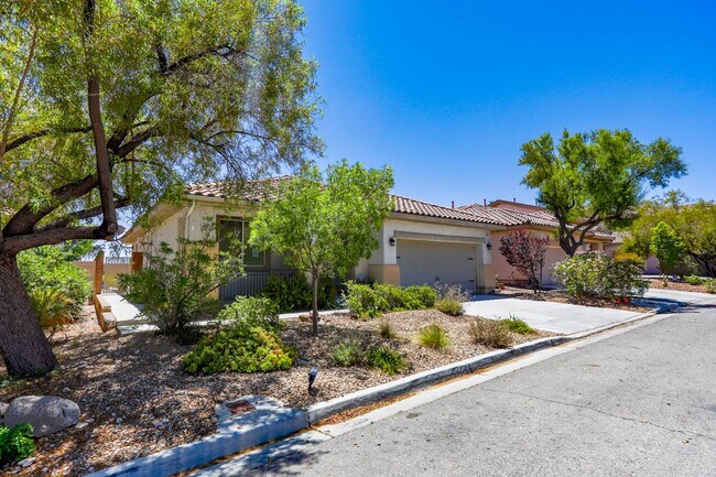 Building Photo - South Summerlin Single Story Pool And Spa Home