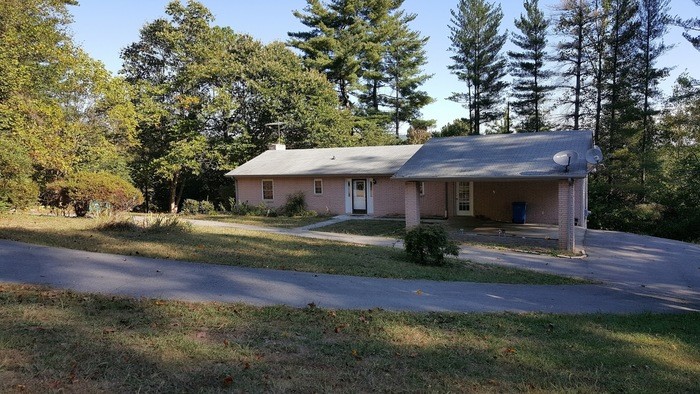 Primary Photo - Large 5 Bed Apison House - 5035 Silver Ln