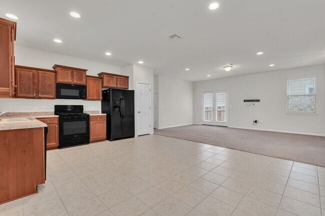 Foto del edificio - 535 Twisted Oaks Ln