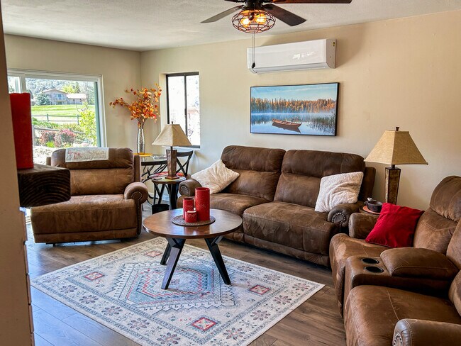 Building Photo - 29850 Pinedale Dr