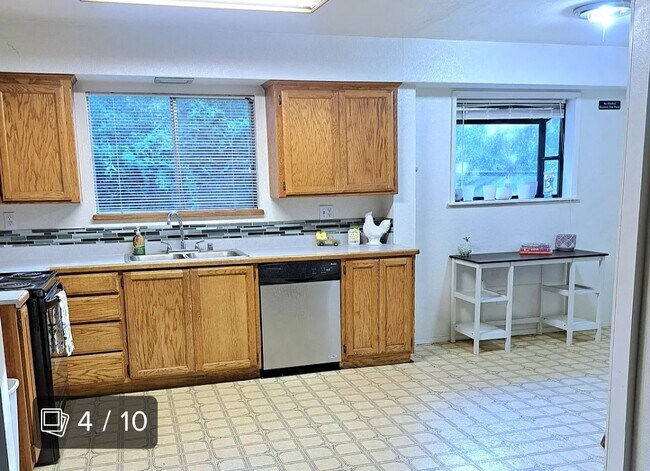 Cocina y comedor de buen tamaño. - 857 Henshaw Ave