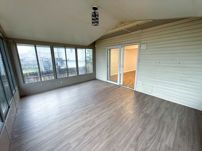 Foto del edificio - Spacious 3-Bed and 1.5 Home w/ Sunroom - B...