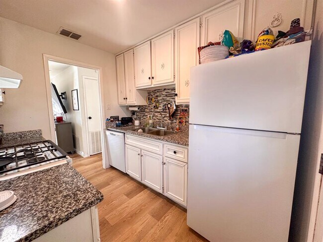 Building Photo - 1204 Aransas St