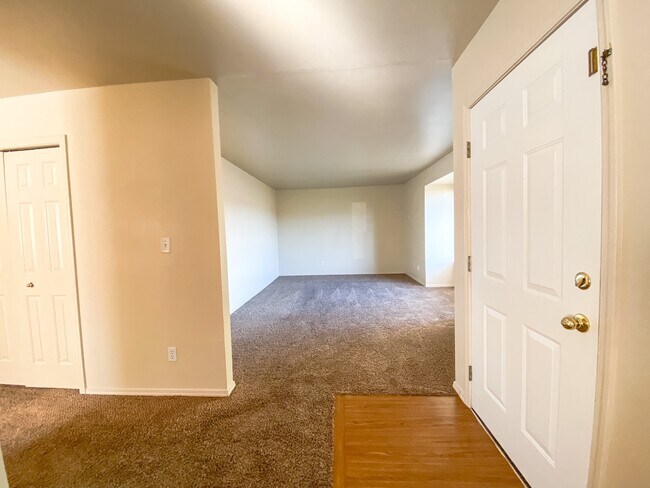 Foto del edificio - 3025 N Maple Grove Rd