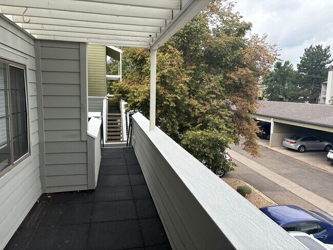 Foto del edificio - Top Floor 2 Bed 1.5 Bath Two Story Condo I...