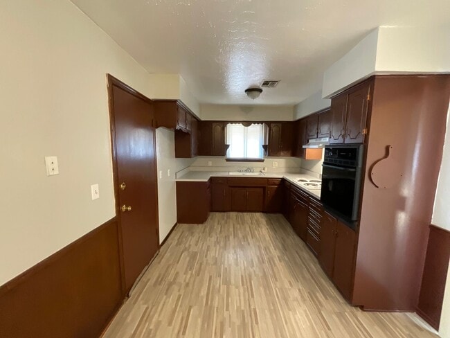 Building Photo - 3 bed, 1.5 baths, 2 car garage