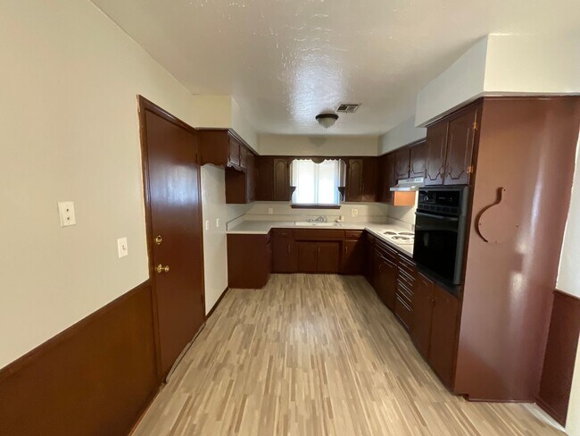 Foto del edificio - 3 bed, 1.5 baths, 2 car garage