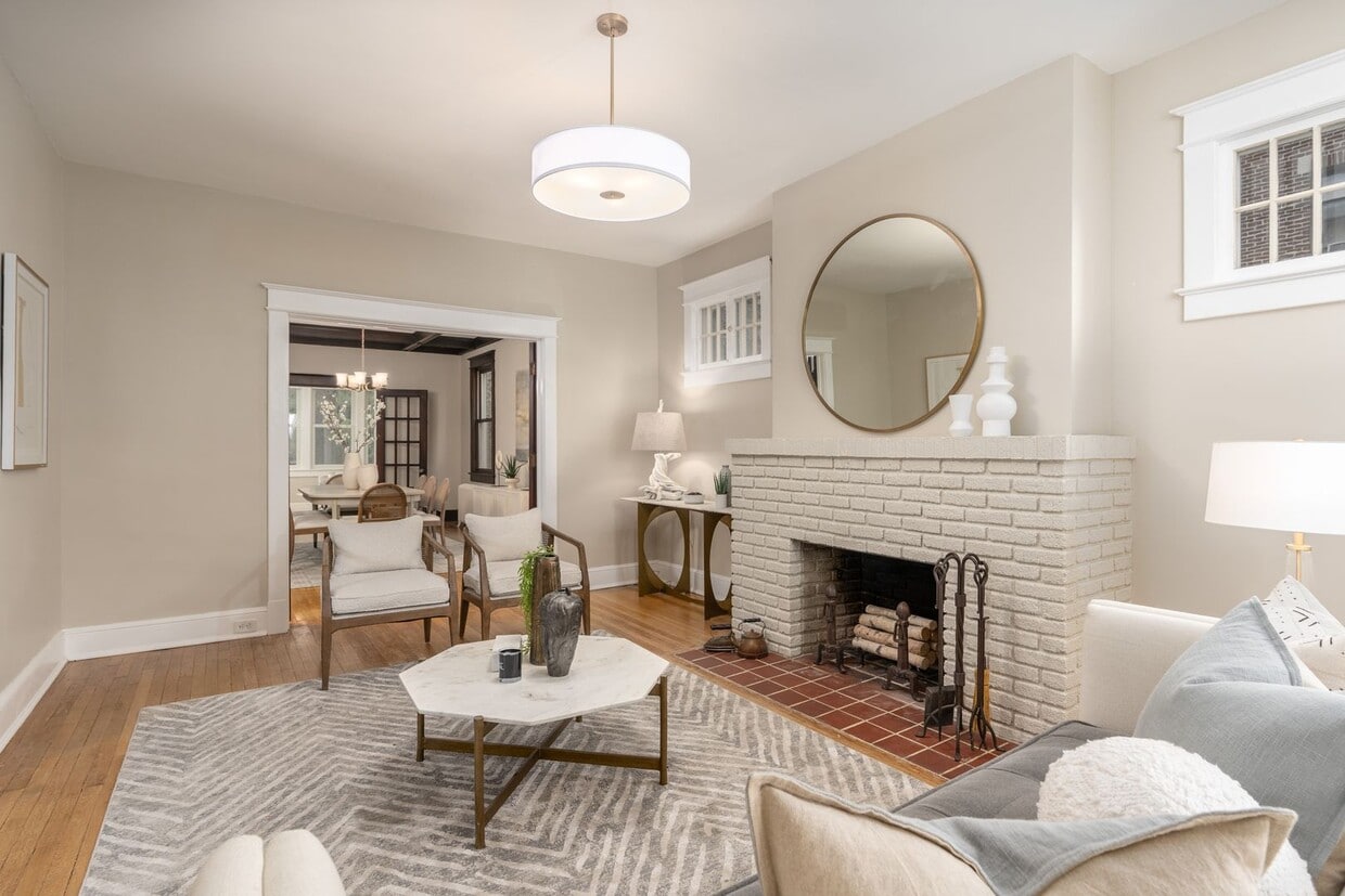 Charming Townhome | 5 Bed | 3.5 Bath | 3,300 Sf | Covered Front Porch & Large Fenced-In Backyard ... - Charming Townhome | 5 Bed | 3.5 Bath | 3,300 Sf | Covered Front Porch & Large Fenced-In Backyard ...