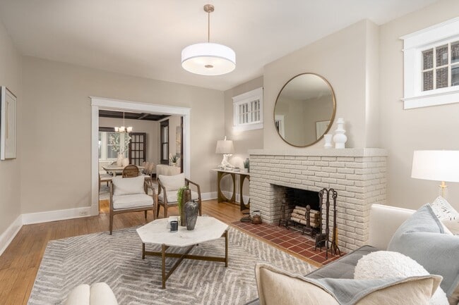 Charming Townhome | 5 Bed | 3.5 Bath | 3,300 Sf | Covered Front Porch & Large Fenced-In Backyard ... - Charming Townhome | 5 Bed | 3.5 Bath | 3,300 Sf | Covered Front Porch & Large Fenced-In Backyard ...