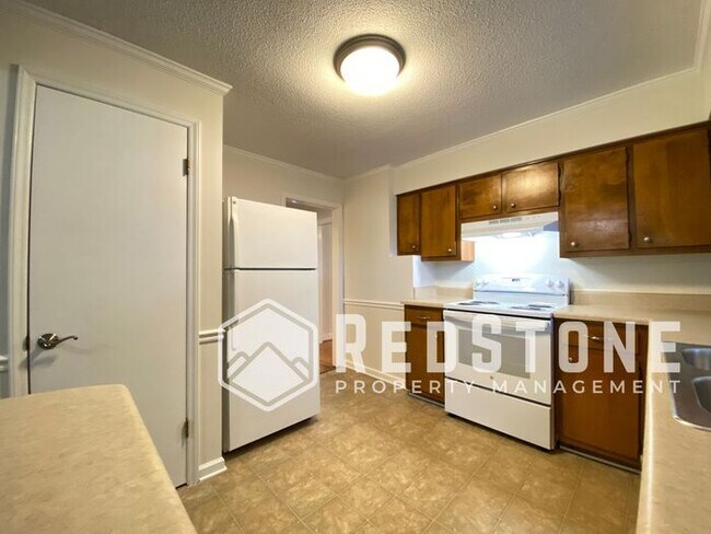 Building Photo - 2 Bedroom, 1 Bath - House