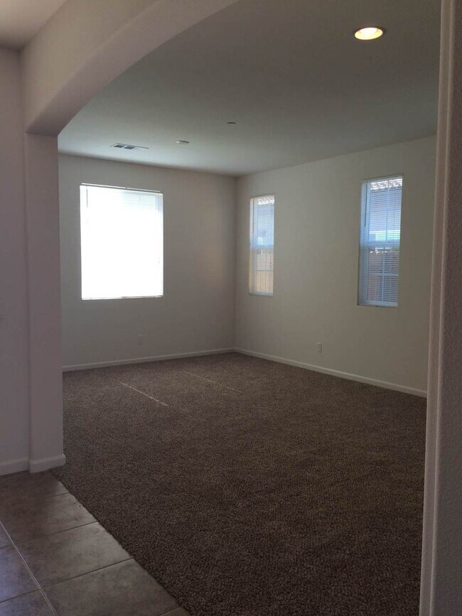 Foto del edificio - BEAUTIFUL  4+2 - $2550+$2550 Deposit - 93313
