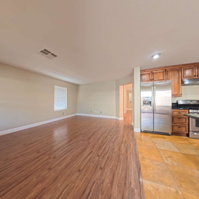 Foto del edificio - Stunning 2-Story Home with a Bedroom downstairs and a Backyard Oasis.