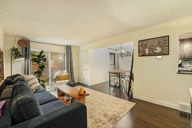 Building Photo - Beautiful modern and bright 2-bedroom town...
