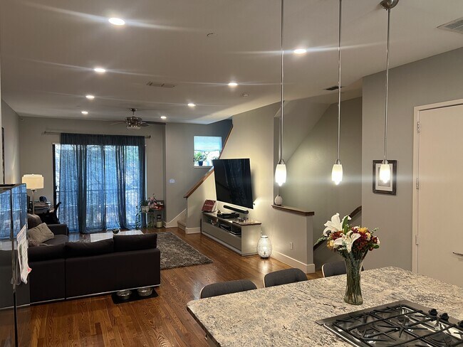 Foto del edificio - 2411 N Hall St