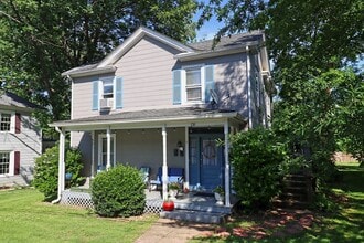 Building Photo - 136 Goodman St