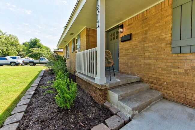 Foto del edificio - Fully Renovated 4 Bed, 2 Bath Just Minutes...