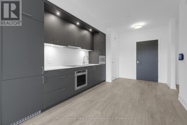 Building Photo - 259 The Kingsway