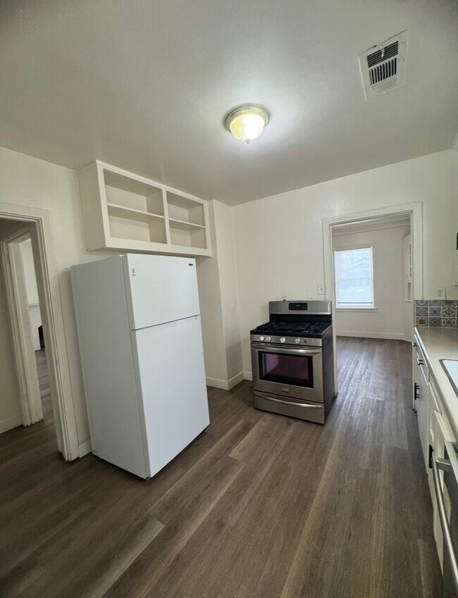 Foto del edificio - 1361 N Safford Ave