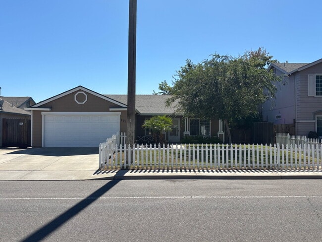 Building Photo - Cute, Well Maintained 3 Bedroom Home
