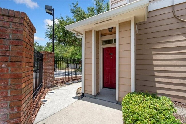 Building Photo - Charming End-Unit Condo in Gated Bordeaux Community!