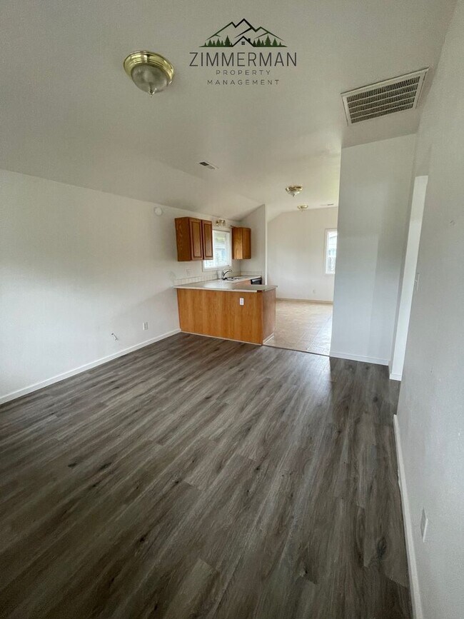 Foto del edificio - 3 bedroom, 1 1/2 bathroom House in Thurston neighborhood