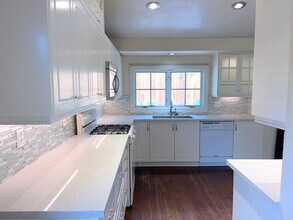 Building Photo - 2930 Parkland Dr
