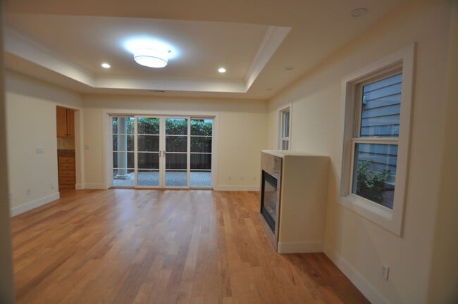 Building Photo - Luxury Craftsman Style Home in quiet San M...