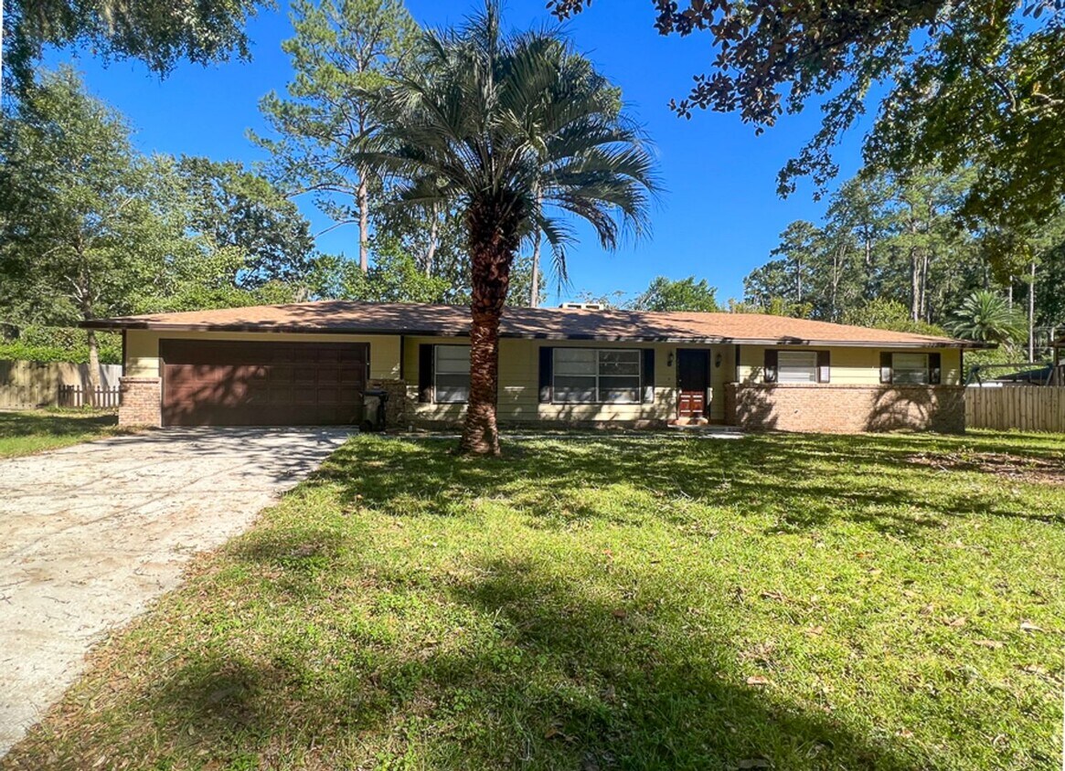 3BR/2BA House with Two Garage & Large Back... House Rental in