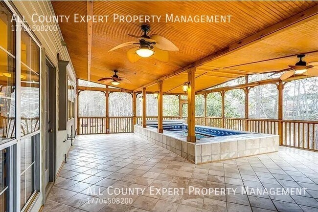 Foto del edificio - Wonderful Lakefront POOL HOME in sought af...