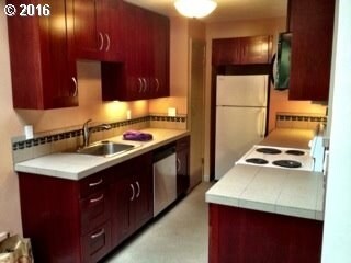 Kitchen - 2802 SE 67th Ave