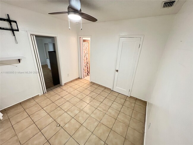 Building Photo - 200 W 53rd Terrace