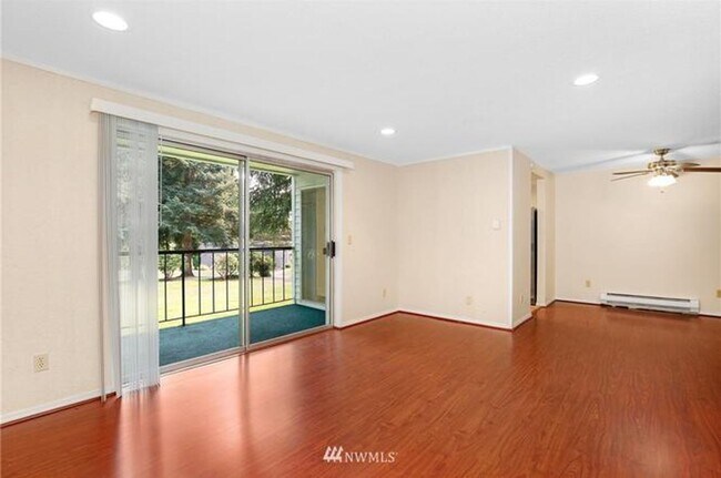 Foto del edificio - Location, Location, Location 3-bedroom Sammamish Bluffs Condo