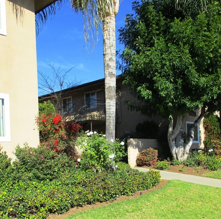 Building Photo - 1181 E Hollyvale St